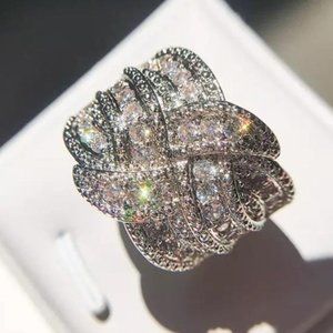 NEW 925 STERLING SILVER DIAMOND WENDING RING, CUTE RING, SHINY RING.